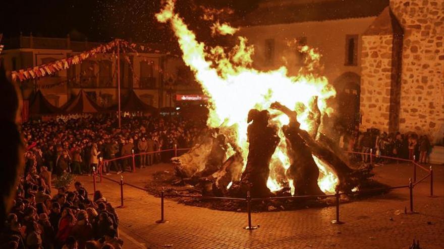 La fiesta de la Candelaria llena de fuego las plazas de Los Pedroches