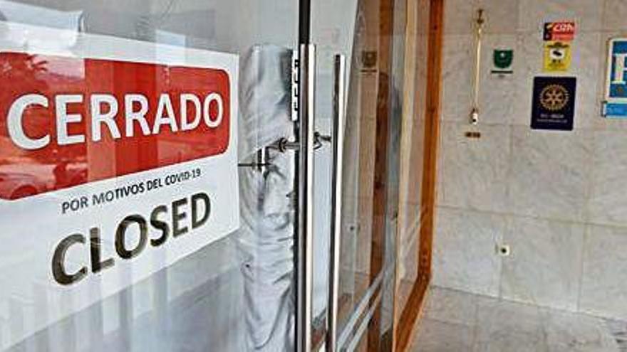 Cartel de cerrado como consecuencia del coronavirus en un hotel de la ciudad de Ibiza.