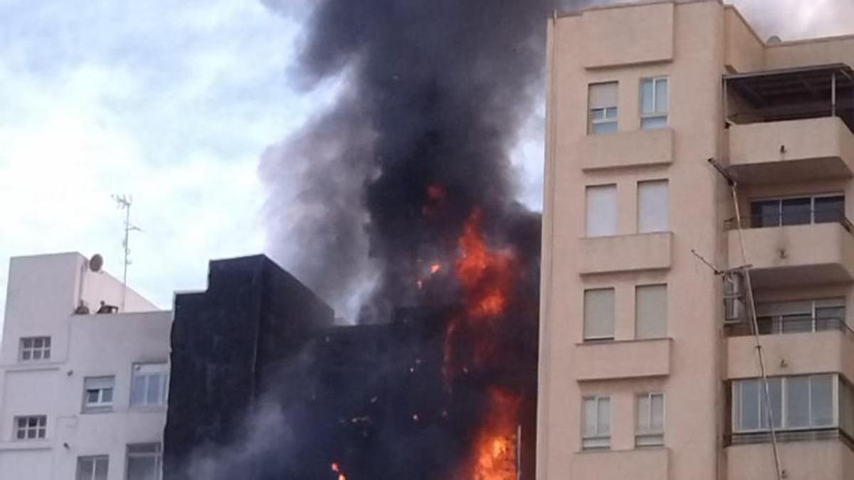 Vídeo: Arde un edificio en Castelló
