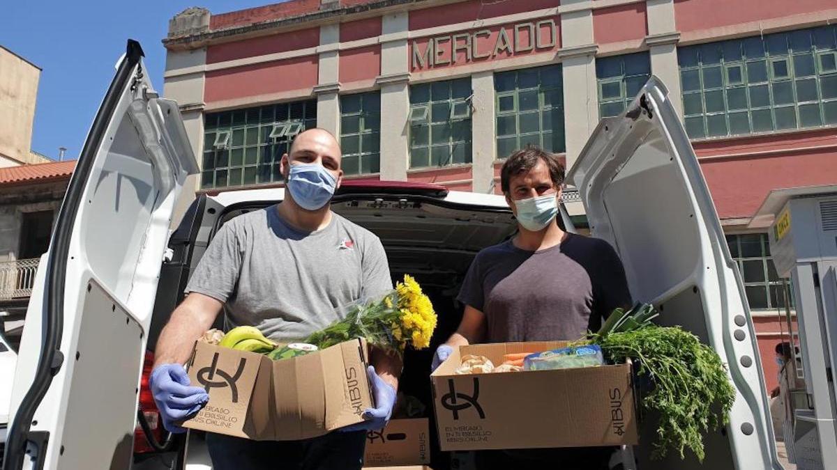 Guille y Fer, de Kibus Vigo, al frente del servicio de reparto a domicilio de productos frescos desde el Mercado de O Calvario.