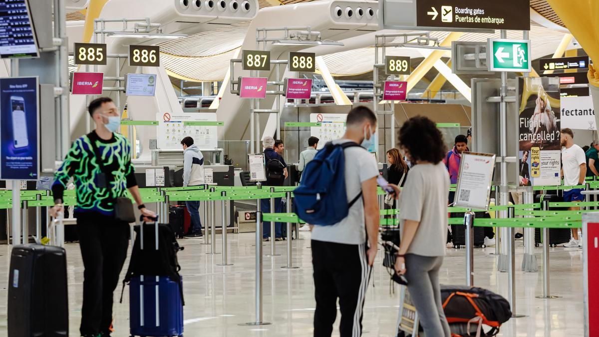 Pasajeros con sus maletas en la Terminal 4 del Aeropuerto Adolfo Suárez Madrid Barajas, a 1 de julio de 2022, en Madrid (España).