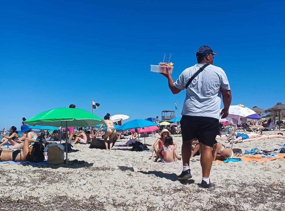 Un vendedor ambulante en una playa de Formentera