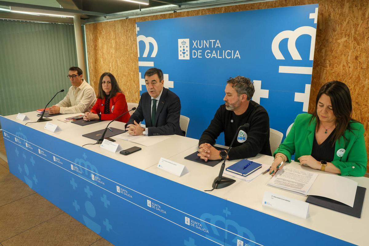 Firma del acuerdo entre sindicatos y Educación para la mejora del sistema educativo en 2023.
