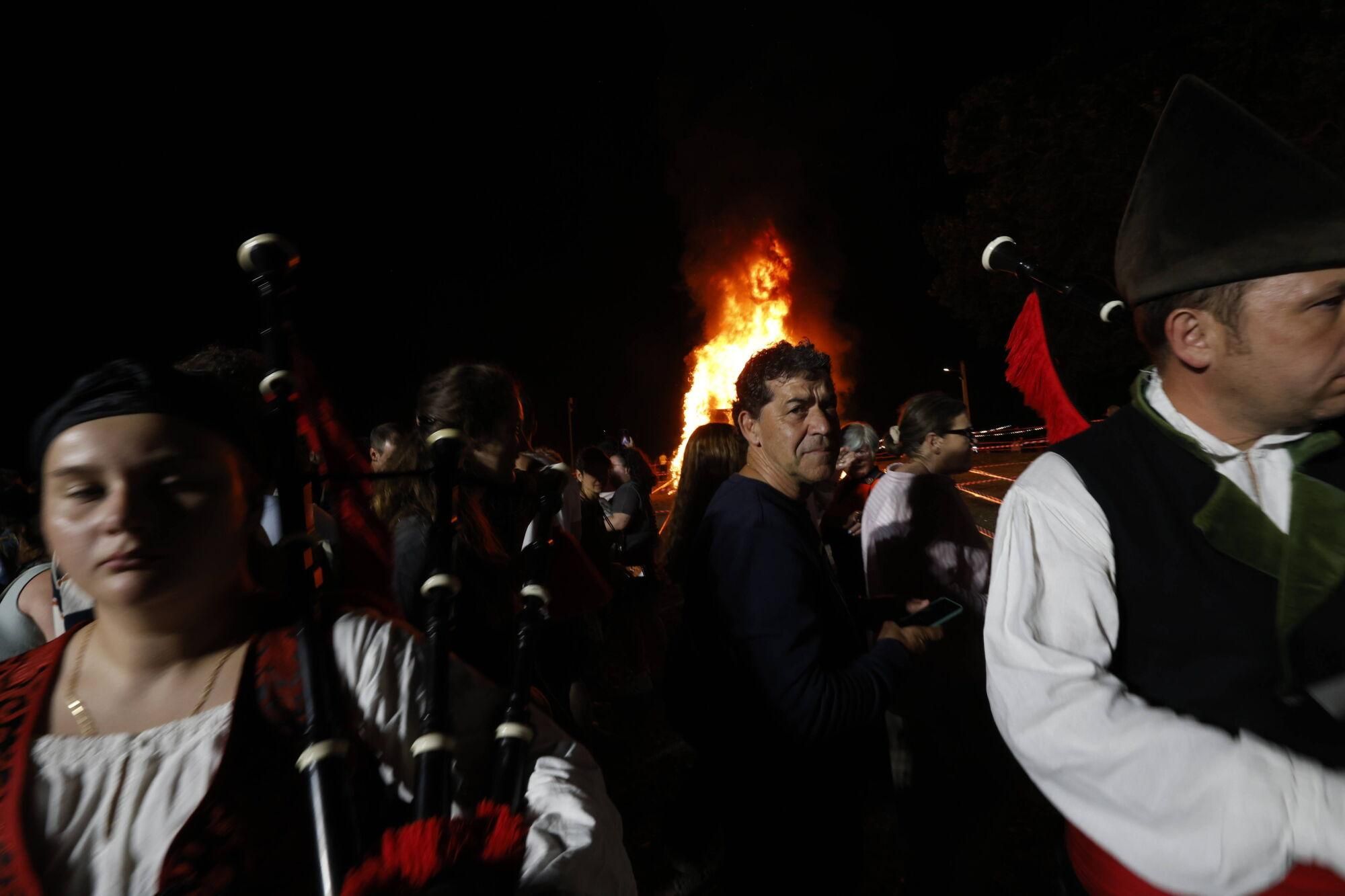 En imágenes: Así fue la foguera de Trasona