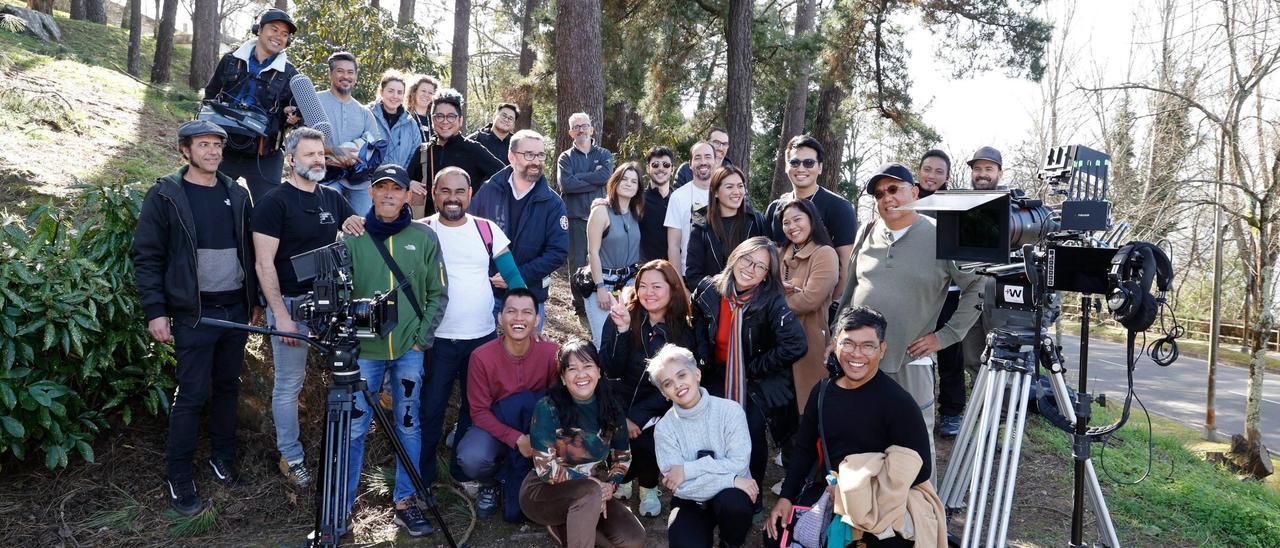 El equipo de rodaje hispano-filipino de la película, ayer, en A Guía, con la directora y los protagonistas en primer término.