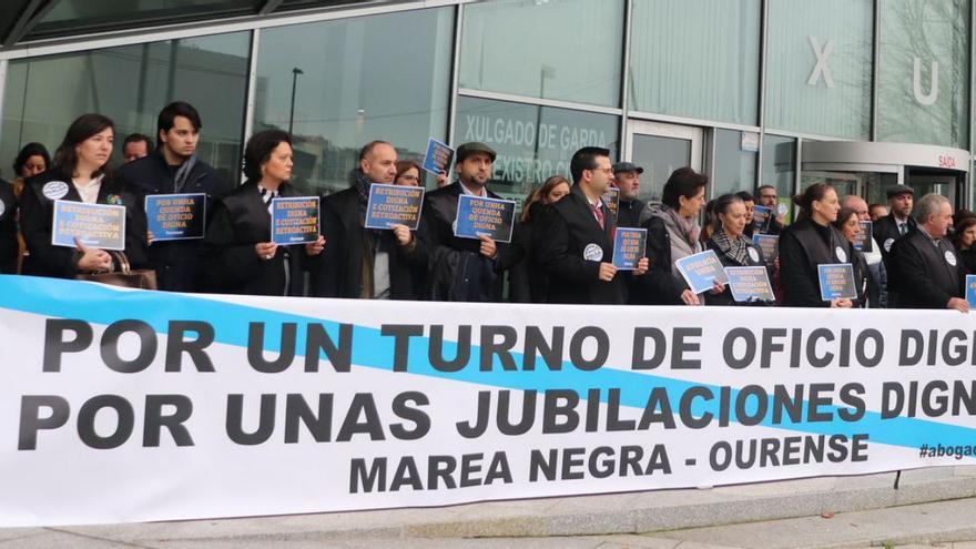 Medio centenar de abogados se concentraron, ayer jueves, ante el juzgado de Ourense. |  // FERNANDO CASANOVA