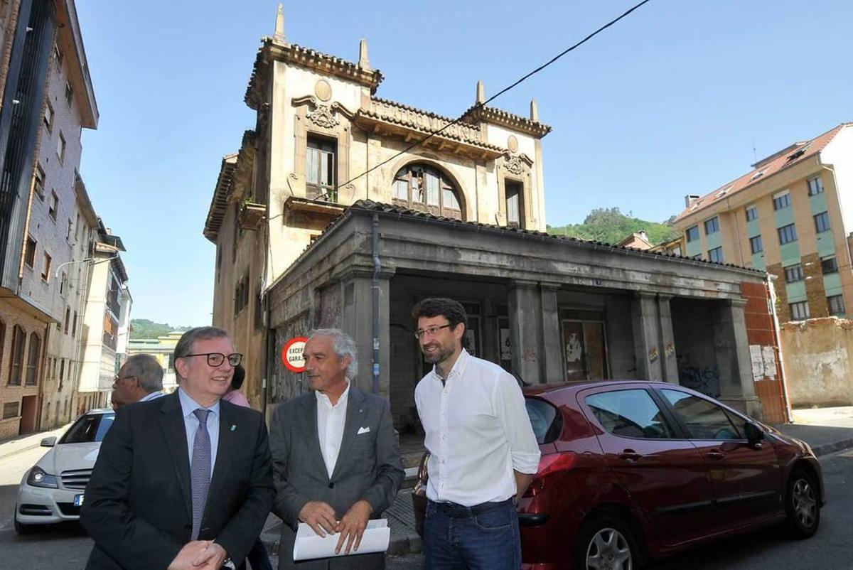 El consejero de Sanidad, Francisco del Busto; el gerente del área sanitaria del Nalón, Tácito Suárez, y el alcalde de San Martín del Rey Aurelio, Enrique Fernández, ayer, ante el teatro Virginia de Sotrondio.