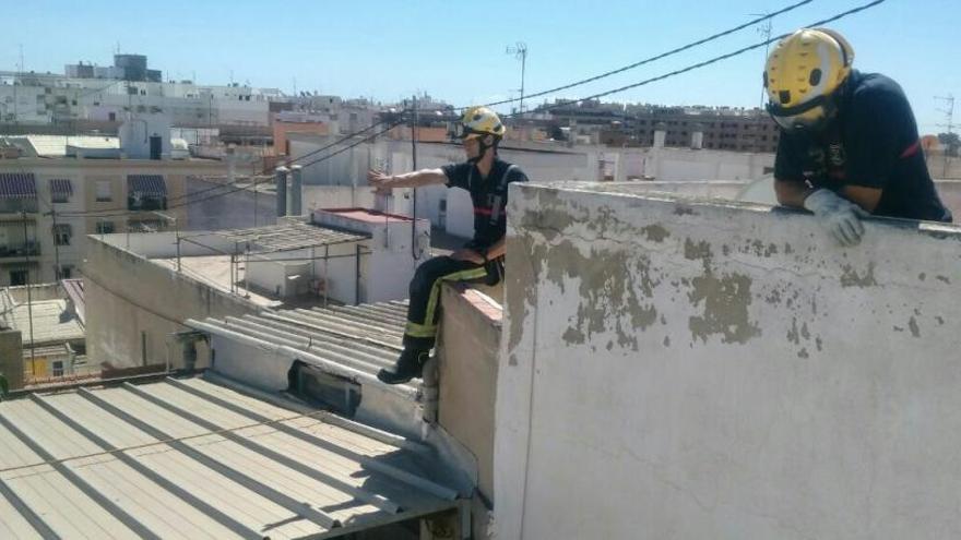 El viento provoca la caída de cascotes en la fachada del Ayuntamiento