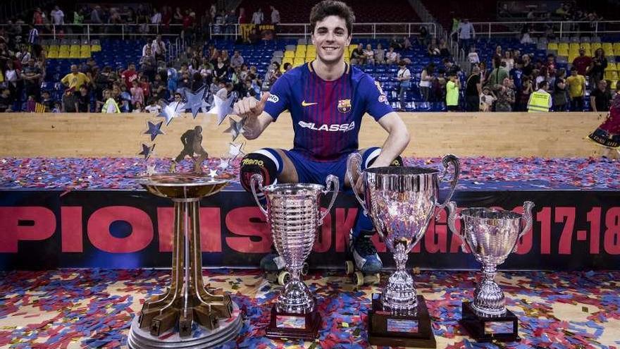 Ignacio Alabart, con los cuatro trofeos ganados con el Barcelona.