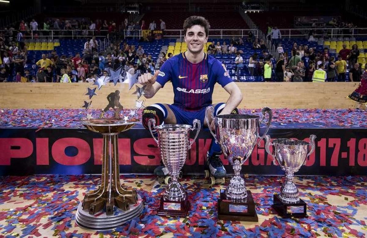 Ignacio Alabart, con los cuatro trofeos ganados con el Barcelona.