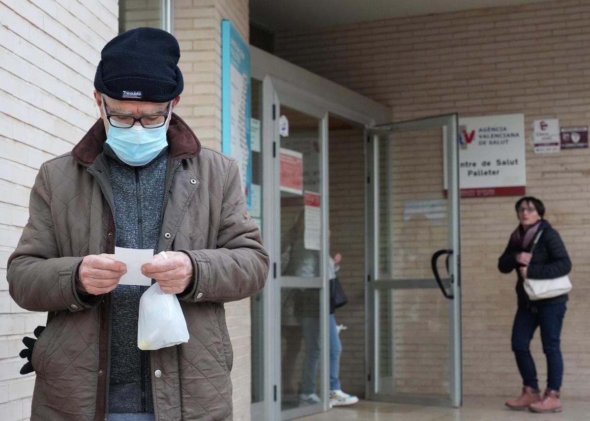 El aumento de los casos de gripe y covid devolvió la obligatoriedad de las mascarillas en los centros sanitarios valencianos.