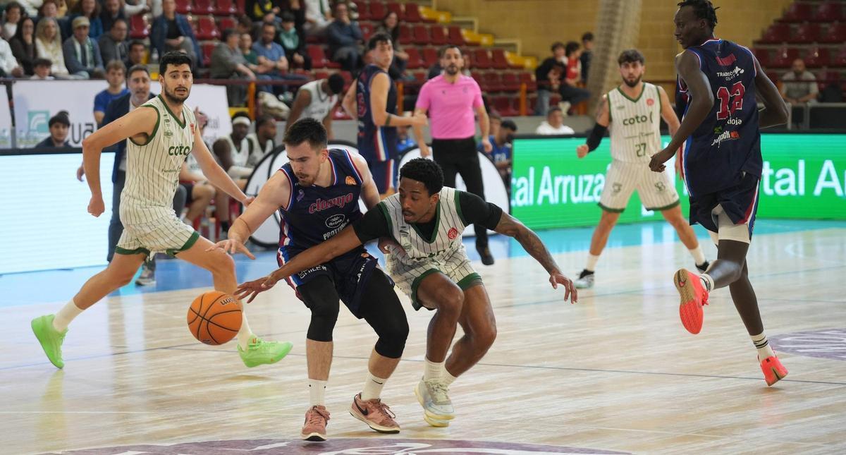 Ja' Monta Black lucha por una posesión de balón.