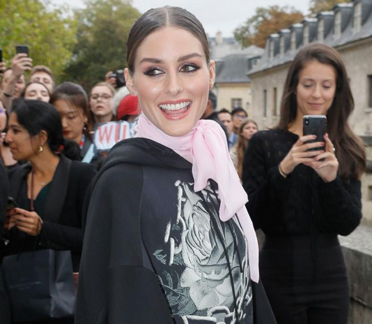 Olivia Palermo con peinado efecto web de raya en medio