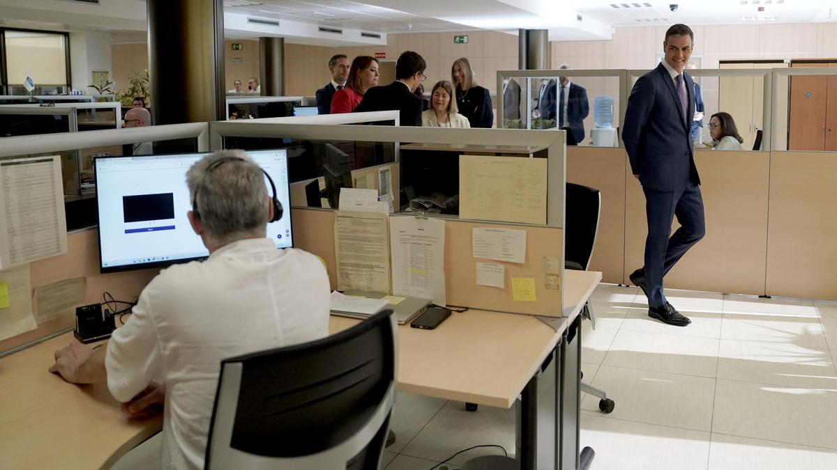 Pedro Sánchez, presidente del Gobierno, visita el centro de atención telefónica y telemática de la Seguridad Social, con motivo del quinto aniversario del Ingreso Mínimo Vital, IMV.