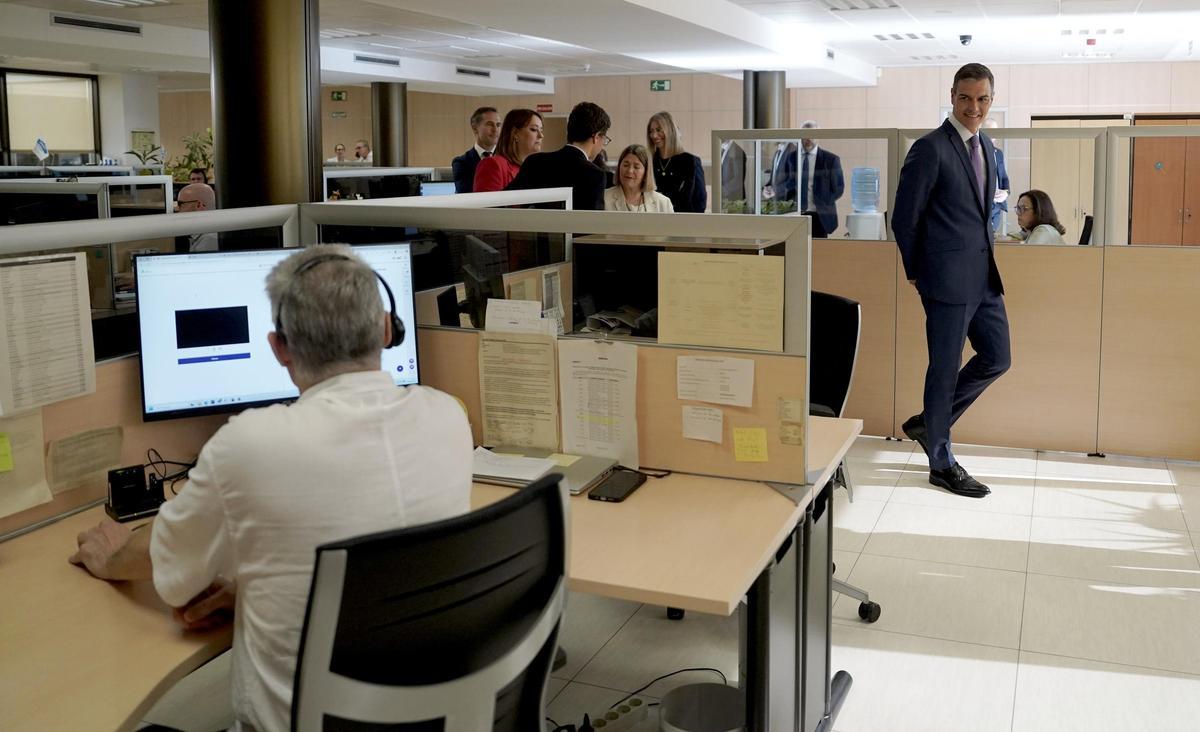 Pedro Sánchez, presidente del Gobierno, visita el centro de atención telefónica y telemática de la Seguridad Social, con motivo del quinto aniversario del Ingreso Mínimo Vital, IMV.