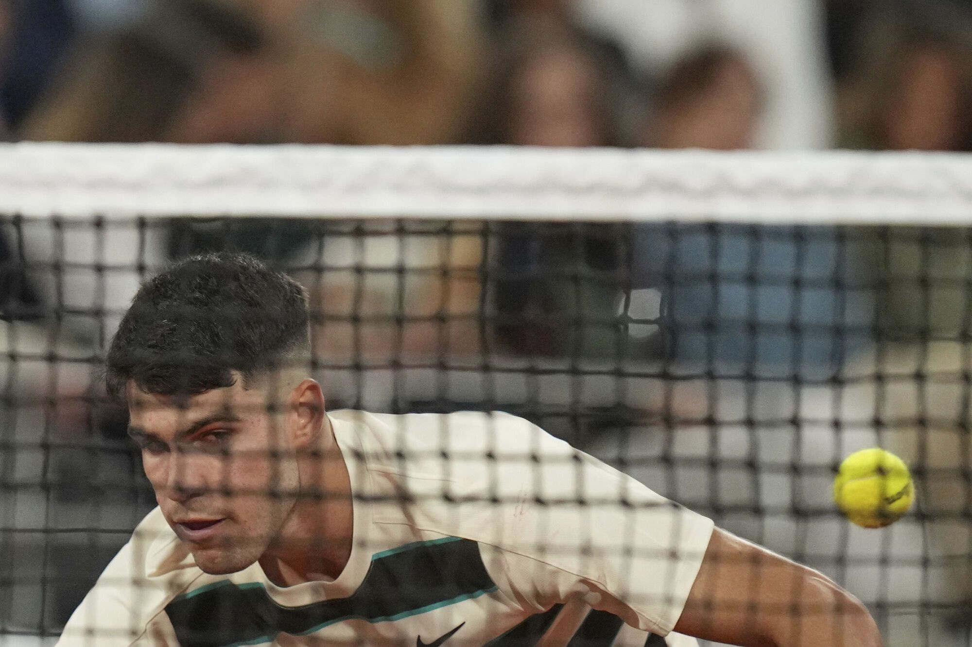 Spain's Carlos Alcaraz returns the ball to Hungary's Fabian Maroszan during their second round match of the French Tennis Open, at the Roland-Garros stadium, in Paris, Wednesday, May 28, 2025. (AP Photo/Christophe Ena). EDITORIAL USE ONLY / ONLY ITALY AND SPAIN