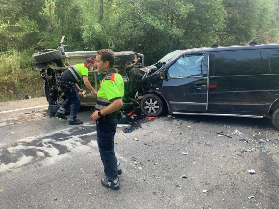 Un mort i un ferit greu en un accident de trànsit que obliga a tallar la C-63 a Anglès