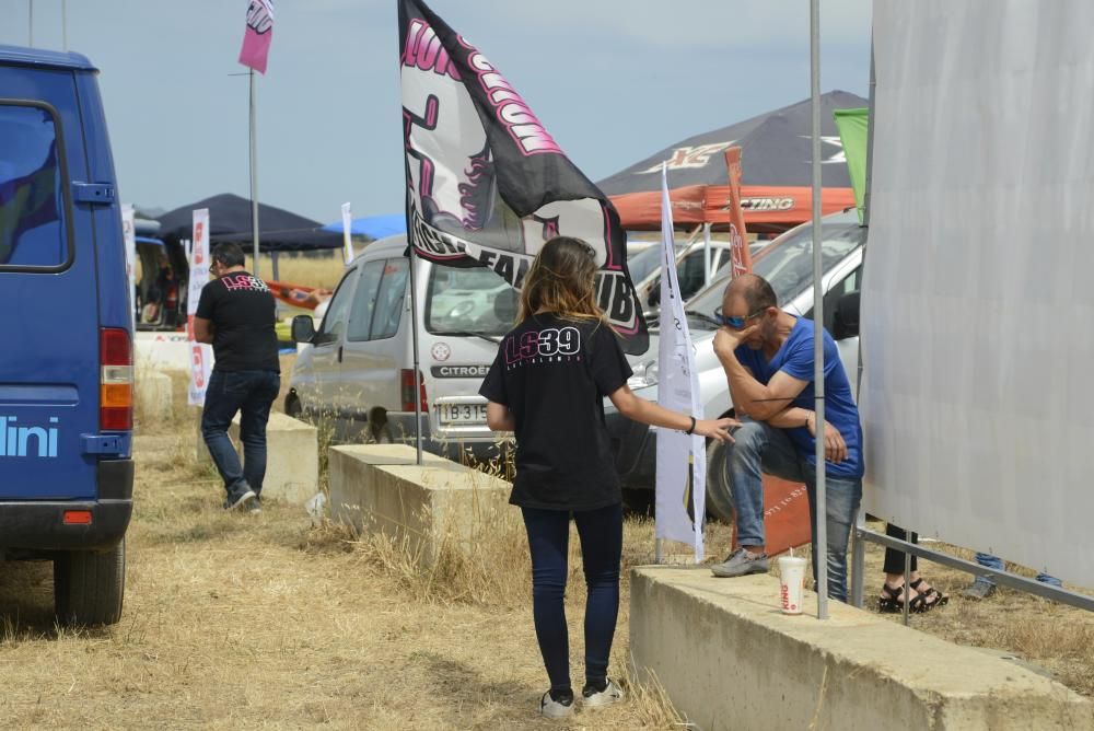 La cantera del motociclismo balear homenajea a Luis Salom en Petra