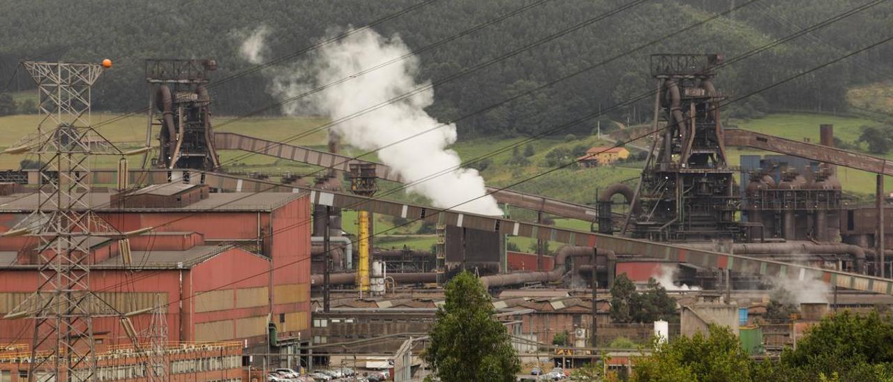 Vista de los hornos altos de ArcelorMittal en Veriña. | JUAN PLAZA