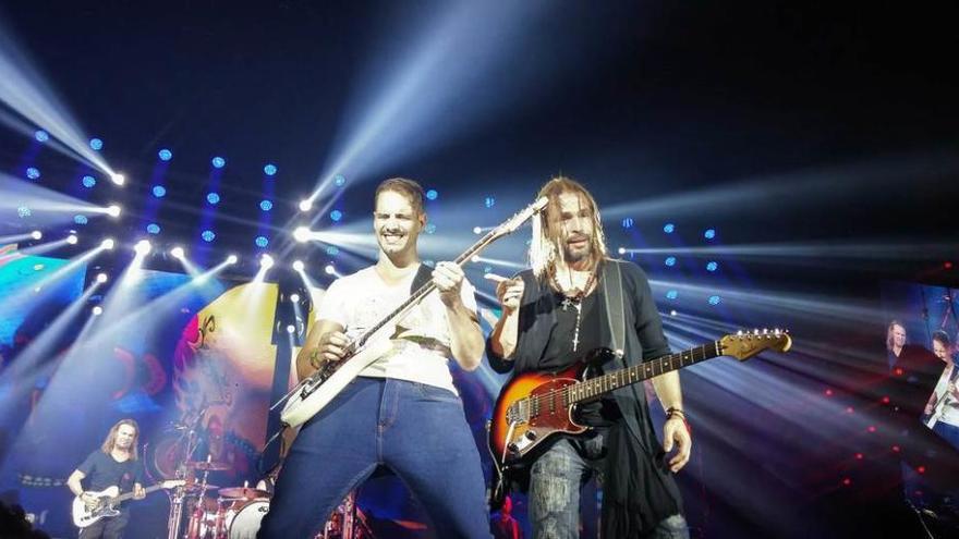 Andrés Rodríguez, a la izquierda, y Sergio Vallín, guitarrista de &quot;Maná&quot;.