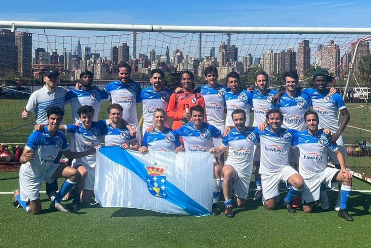 Plantilla del NY Galicia posando con la bandera gallega en la actual etapa.
