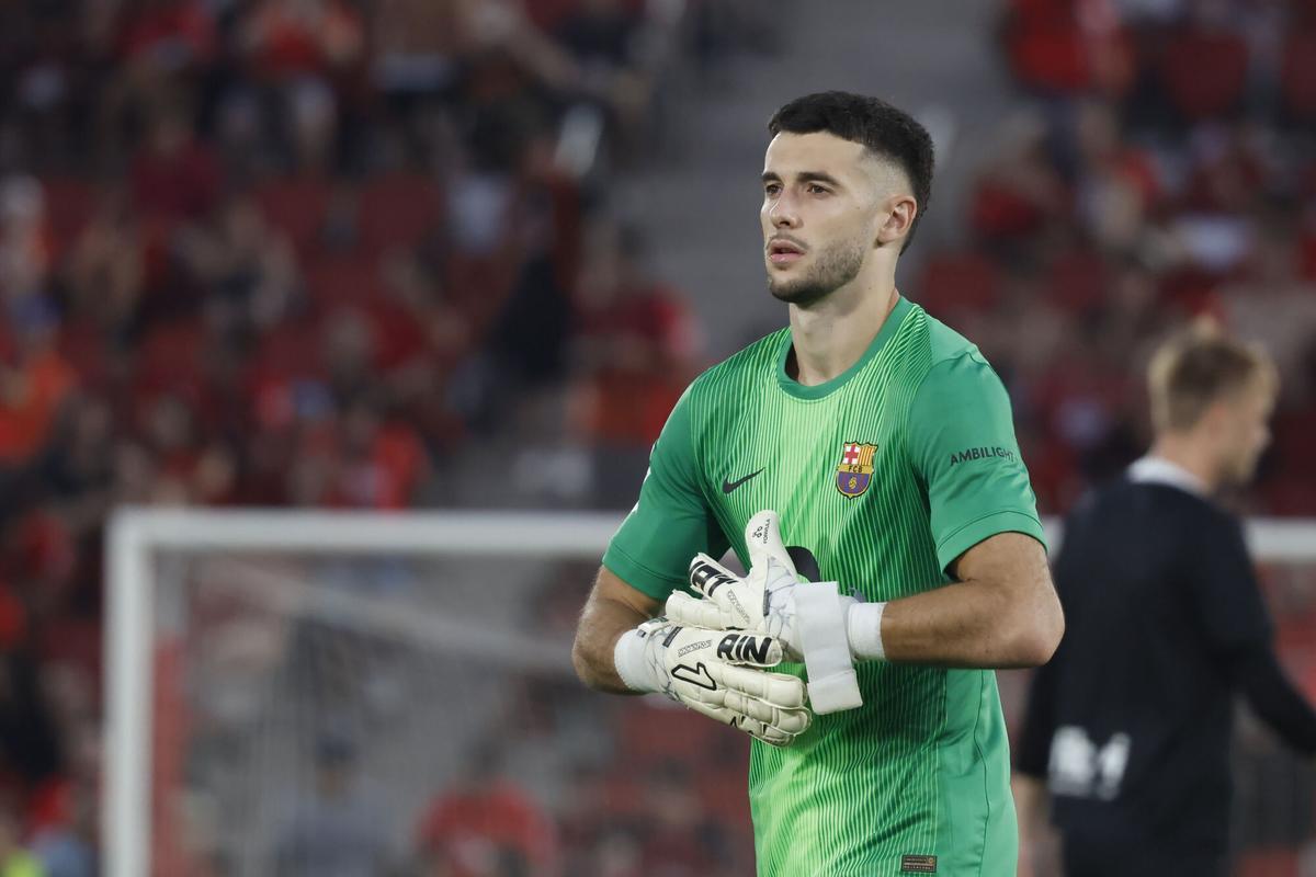 El portero del FC Barcelona Joan García, durante la primera jornada de LaLiga EA Sports, partido entre el RCD Mallorca y el FC Barcelona, en el estadio de Son Moix de Palma de Mallorca. EFE/Cati Cladera. mallorca . barça. liga españa 2025/2026 mallorca . barça. 01. accion camiseta verde. son moix