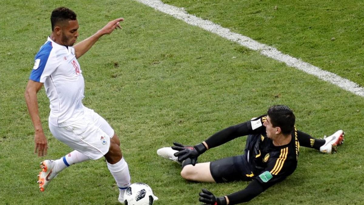 Ismael Díaz jugando contra Bélgica en el debut de Panamá del Mundial