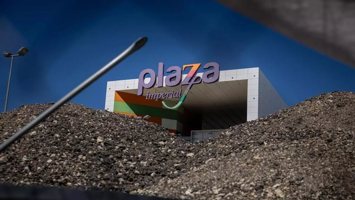 Adiós definitivo a Plaza Imperial: comienza la demolición del antiguo centro comercial de Zaragoza con el reciclaje de lo que queda dentro