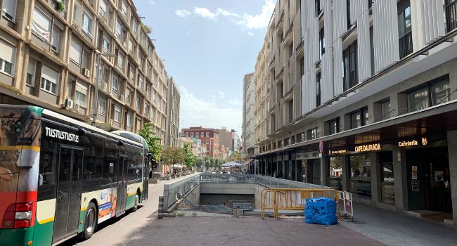 Acceso al parking de la Plaça Major por el cruce entre la calle de les Valls con el Passeig de Manresa, Sabadell