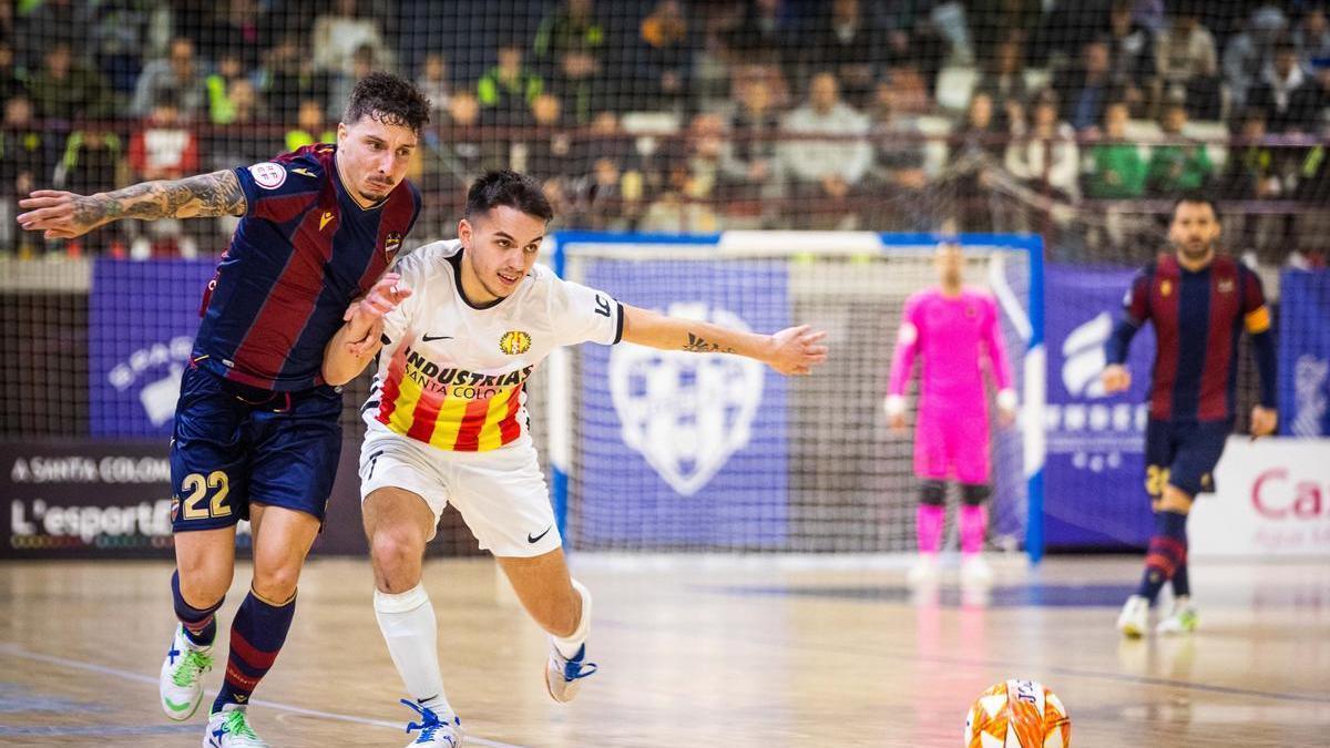 Jamur y David Peña pugnan por un balón