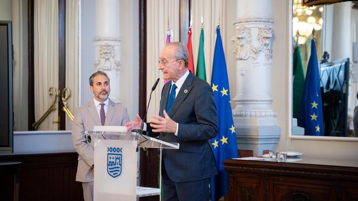 El alcalde de Málaga, Paco de la Torre, acompañado por el rector de la Universidad Europea de Andalucía, Daniel Hormigo, durante la intervenció en la que defendió el papel de las universidades privadas.
