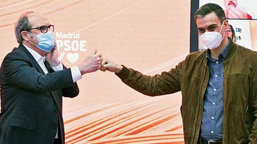 Gabilondo i Pedro Sánchez se saluden en un acte d&#039;ahir.