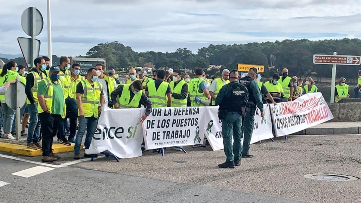 Los trabajadores, en el puente de acceso a la isla, de donde no pudieron pasar