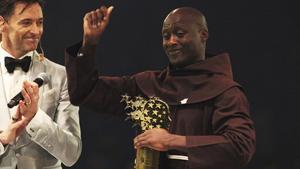 Peter Tabichi, en el acto de este domingo en Dubái, junto a Hugh Jackman.