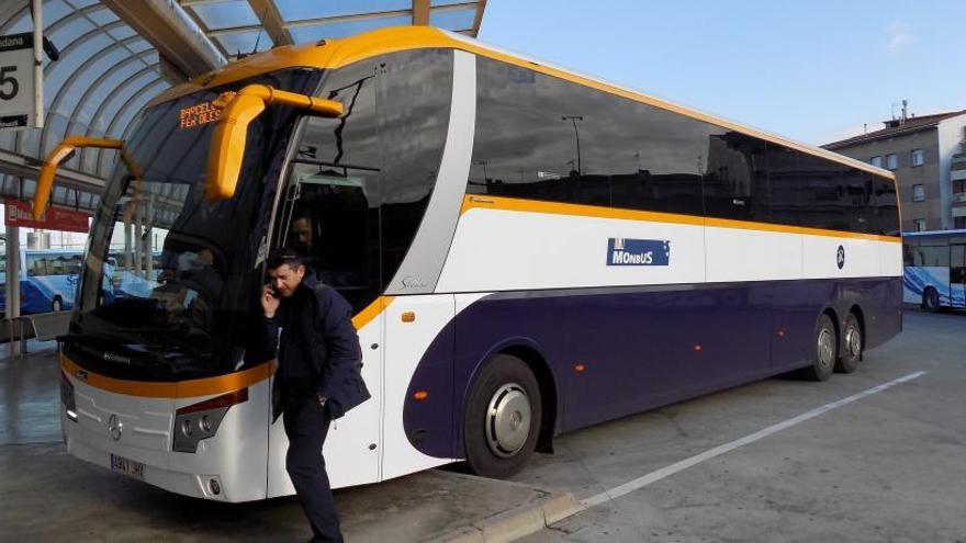 Un dels autocars de Monbus que cobreix el trajecte Manresa-Barcelona