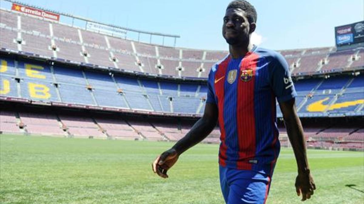 Umtiti, ayer, en el Camp Nou, durante el acto de presentación como nuevo jugador del Barça.