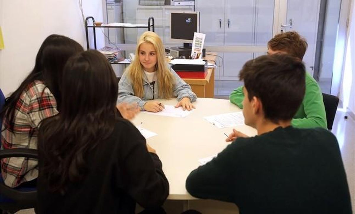 Reunión en el instituto Front Maritim de Barcelona donde han puesto en marcha un programa innovador para prevenir el bullying entre alumnos. 