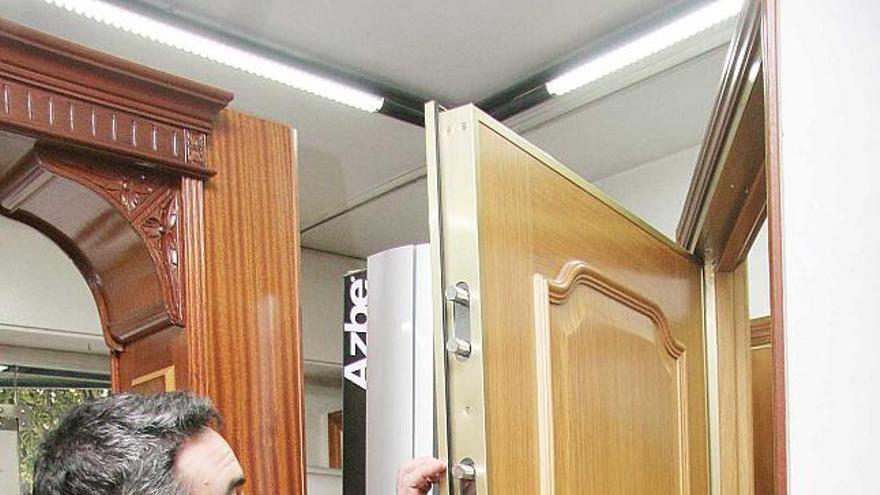 Javier González muestra una puerta blindada, apta para crear una &quot;habitación del pánico&quot;.