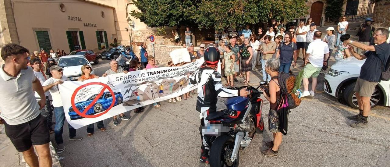 Cortan la carretera de la Serra en protesta por las carreras de motos