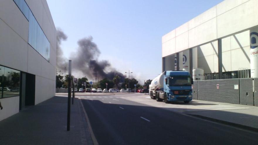 Incendio a escasos 200 metros del Hospital La Fe