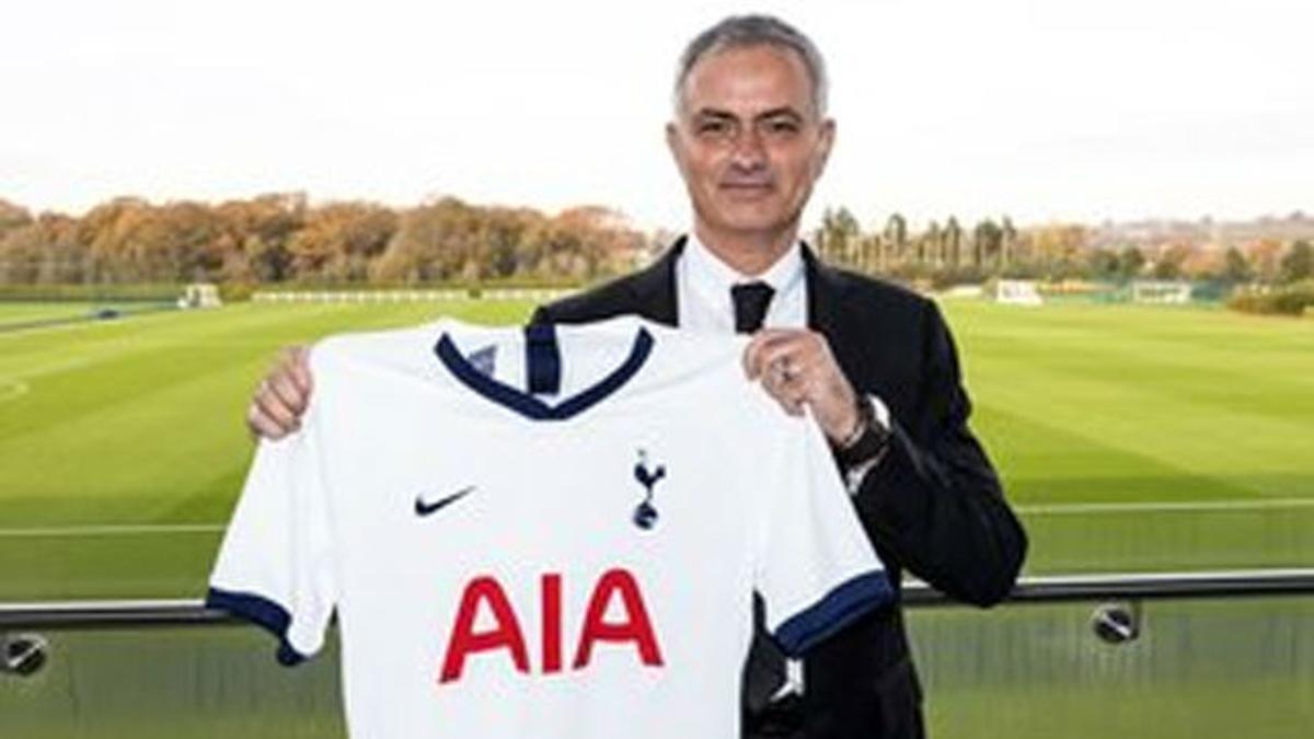 Mourinho ya posa con la camiseta del Tottenham