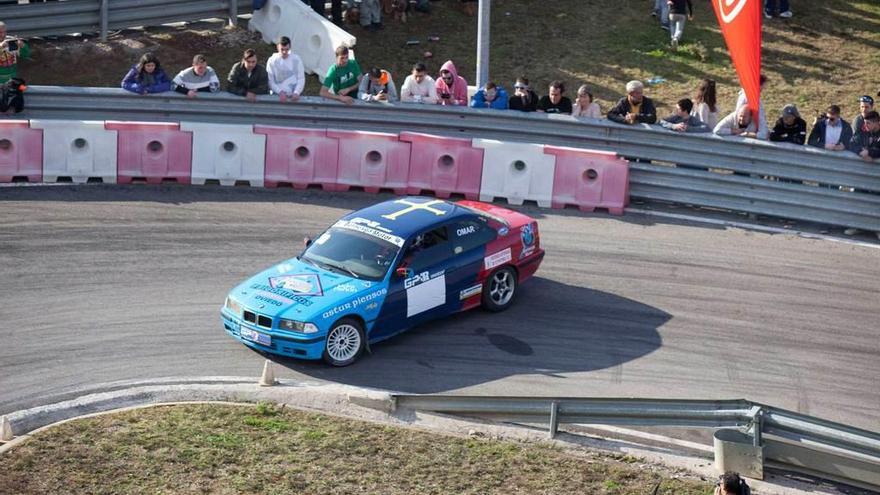 Uno de los coches participantes en el Festival del motor.