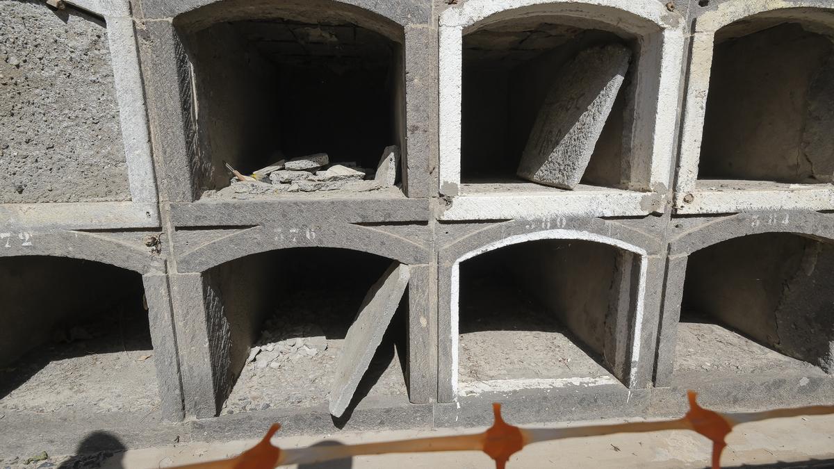 Nichos abandonados en el cementerio de San Lázaro.