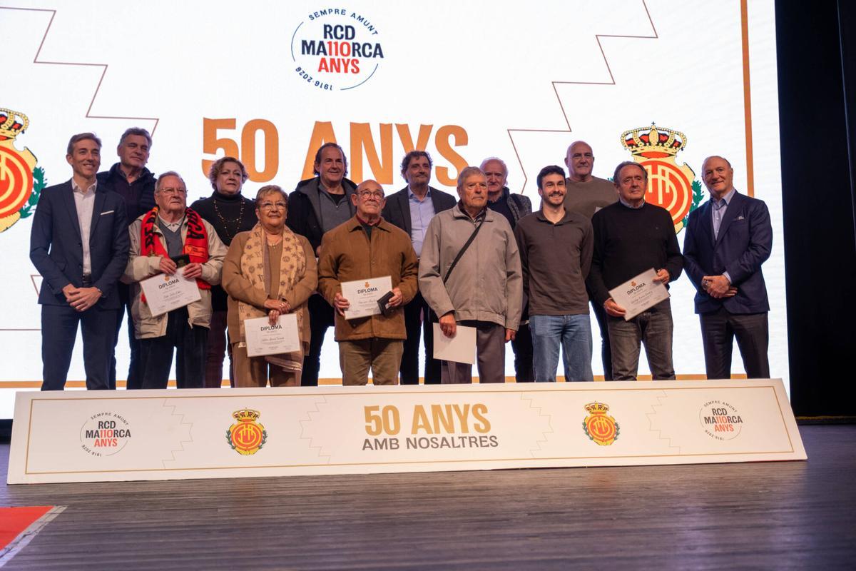 Sentido homenaje a los abonados del Mallorca con más de medio siglo de fidelidad.