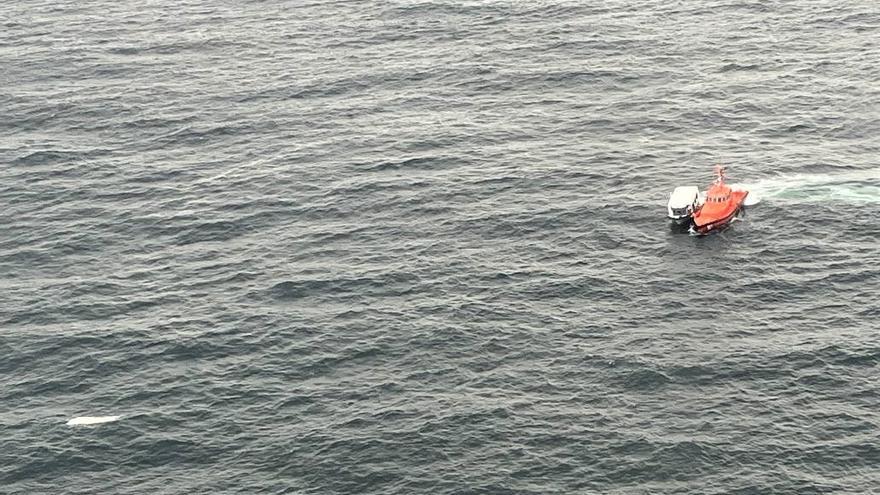 Rescatan a tres marineros de Ribeira tras volcar su embarcación cuando faenaban en Porto do Son