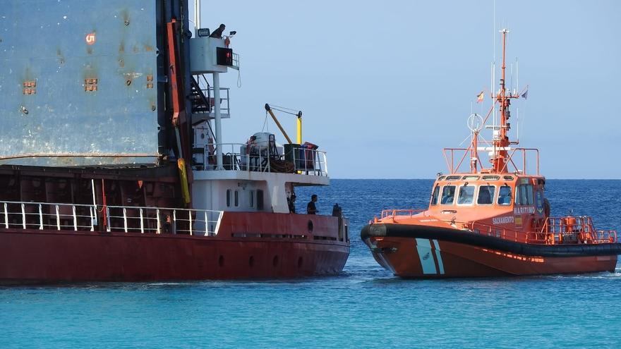 Un buque mercante encalla en una playa de Formentera