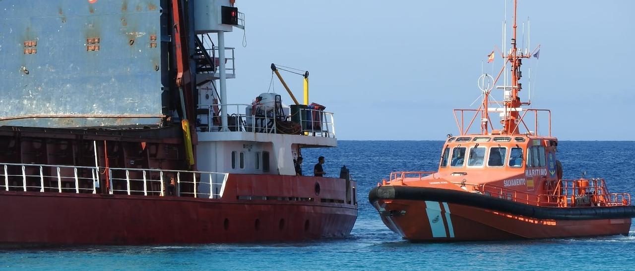 Un buque mercante encalla en una playa de Formentera