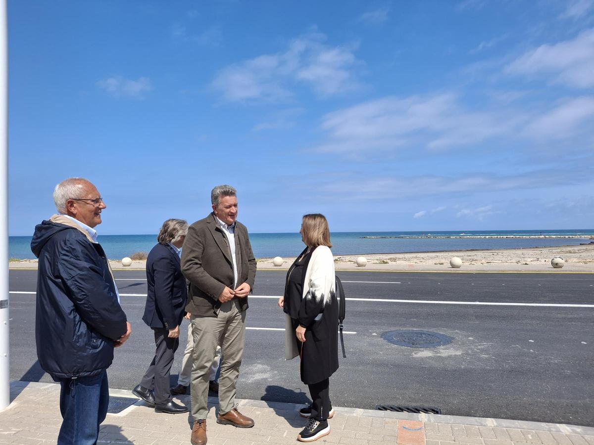 El alcalde de Dénia, Vicent Grimalt, y el conseller Vicente Martínez Mus, hoy, en el puerto dianense