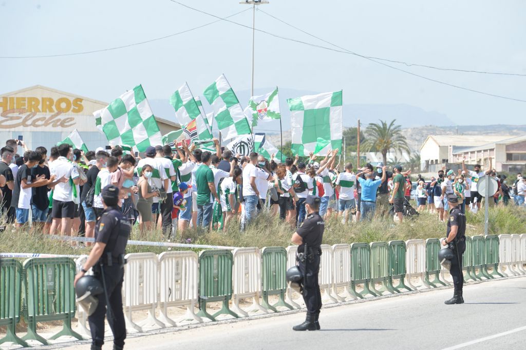 La afición recibe al Elche en su llegada al Martínez Valero