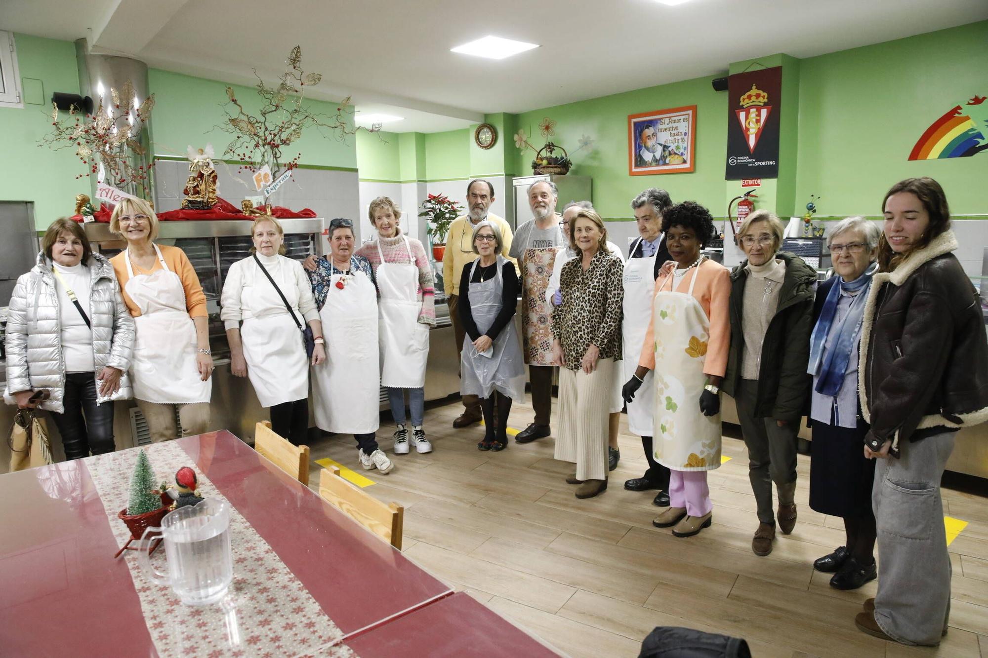 Así fue la cena especial de Nochevieja en la Cocina Económica de Gijón (en imágenes)